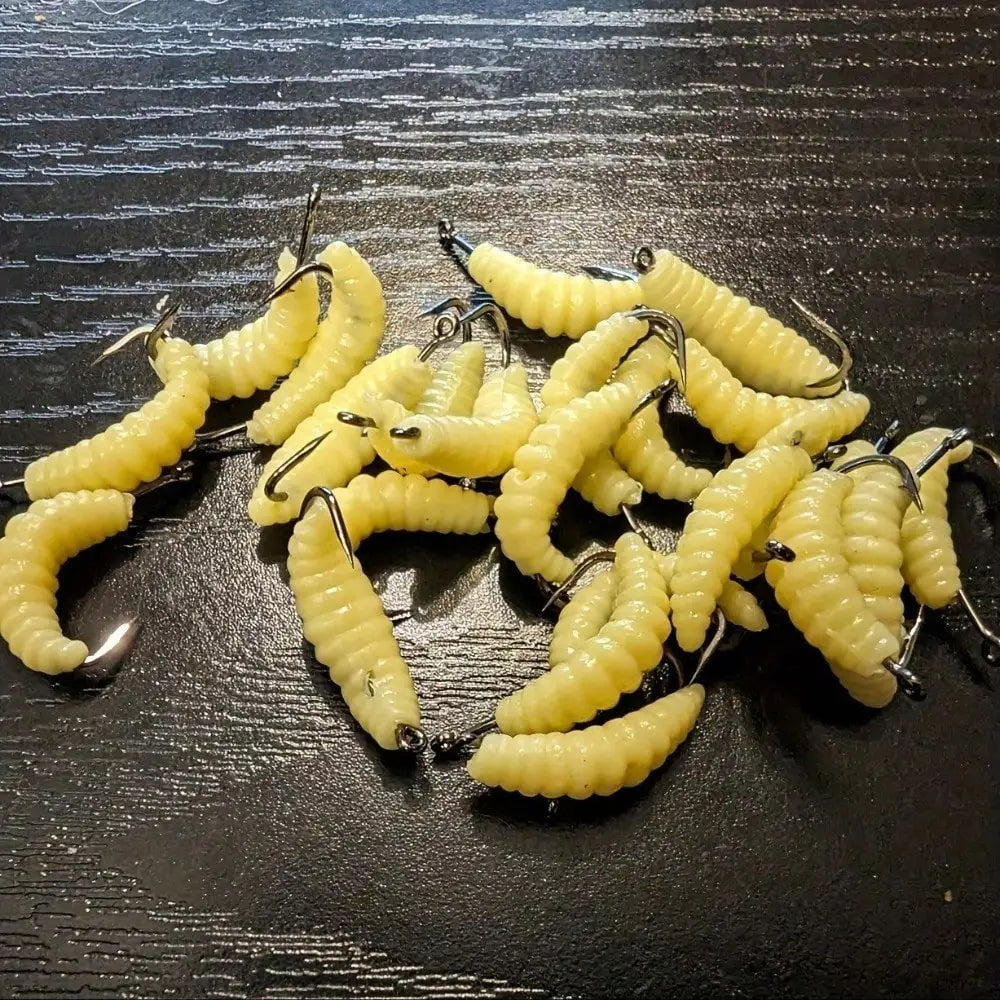 30pcs Rubber Maggot Fishing Lures with Hooks, 22mm Artificial Baits for Trout, Sunfish, Bluegill, Carp & Freshwater Fishing, Soft Bait Bulk Set