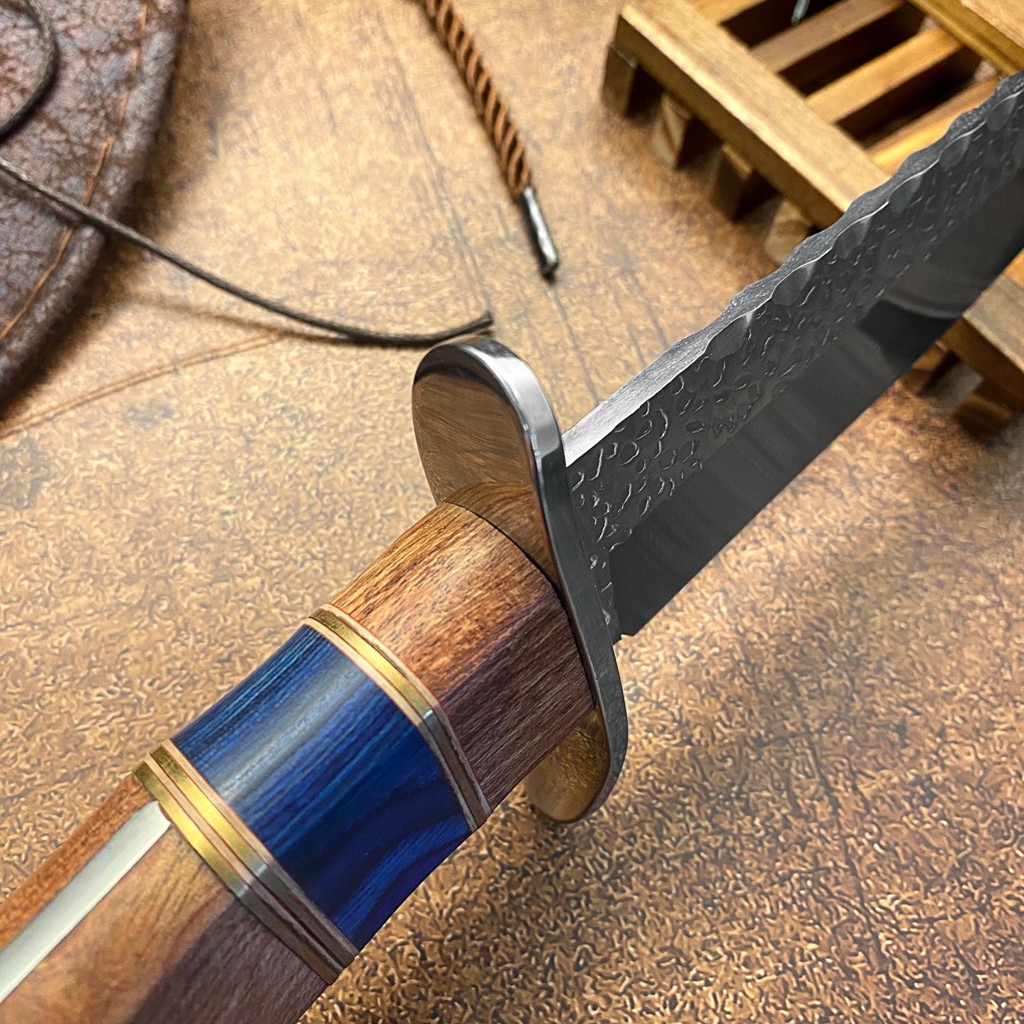 Stainless steel fixed knife, practical knife for outdoor hunting and camping, anti-slip wooden handle knife, hammer-textured
