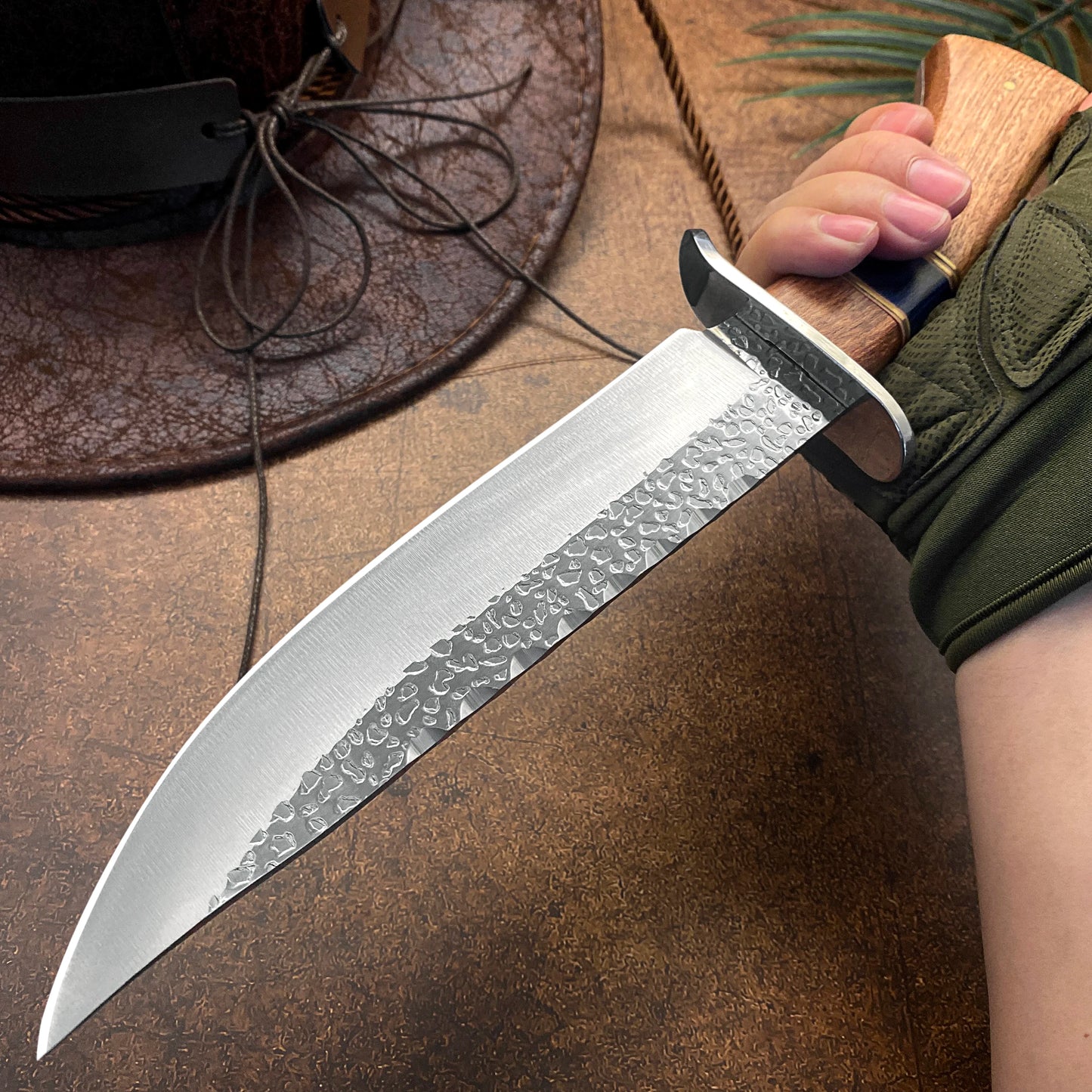 Stainless steel fixed knife, practical knife for outdoor hunting and camping, anti-slip wooden handle knife, hammer-textured