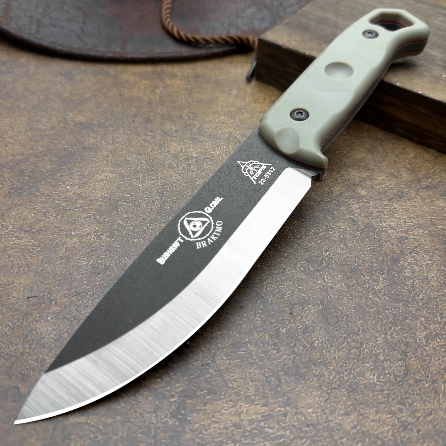 Stainless steel outdoor fixed-blade knife with non-slip handle. It is a multi-purpose tool suitable for outdoor survival, adventure, wild fishing and camping, equipped with a knife sheath. Also recommended as a gift for men.