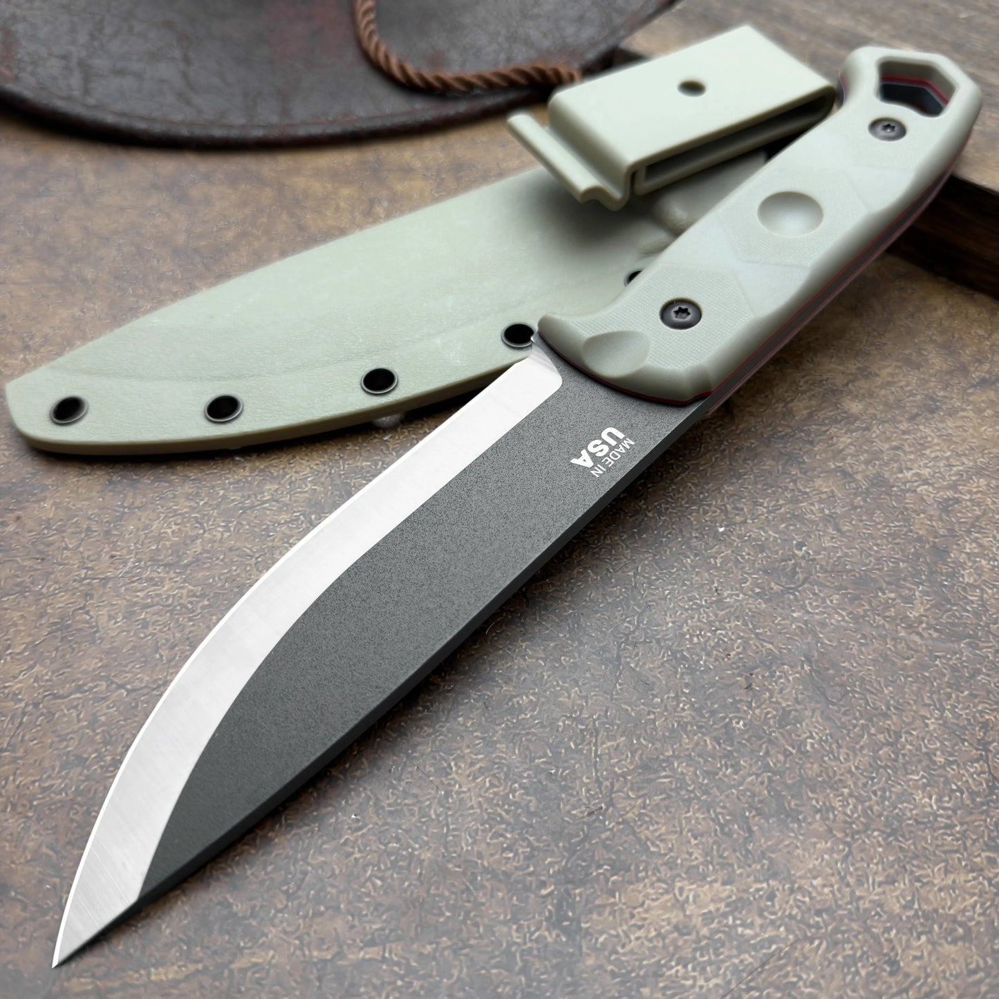 Stainless steel outdoor fixed-blade knife with non-slip handle. It is a multi-purpose tool suitable for outdoor survival, adventure, wild fishing and camping, equipped with a knife sheath. Also recommended as a gift for men.