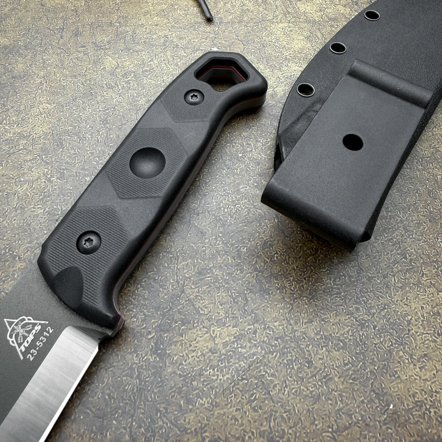 Stainless steel outdoor fixed-blade knife with non-slip handle. It is a multi-purpose tool suitable for outdoor survival, adventure, wild fishing and camping, equipped with a knife sheath. Also recommended as a gift for men.
