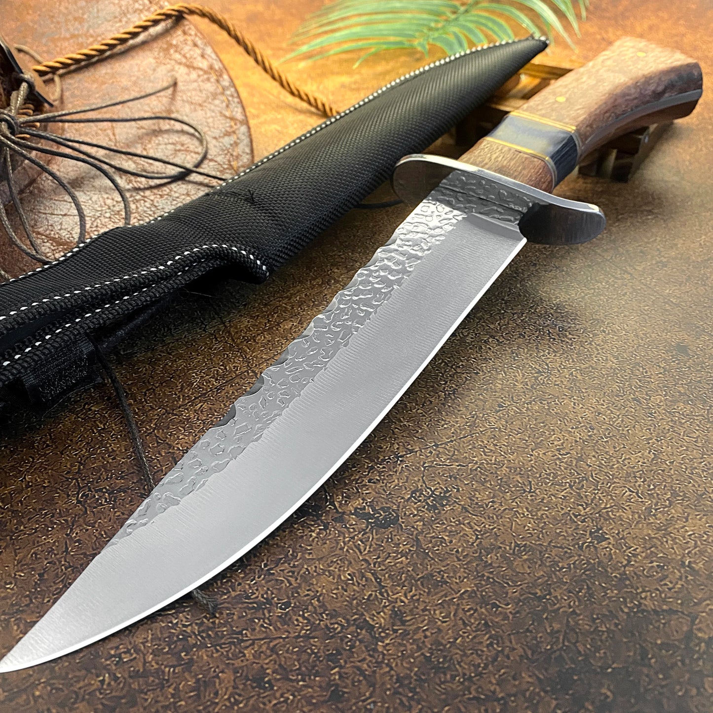 Stainless steel fixed knife, practical knife for outdoor hunting and camping, anti-slip wooden handle knife, hammer-textured