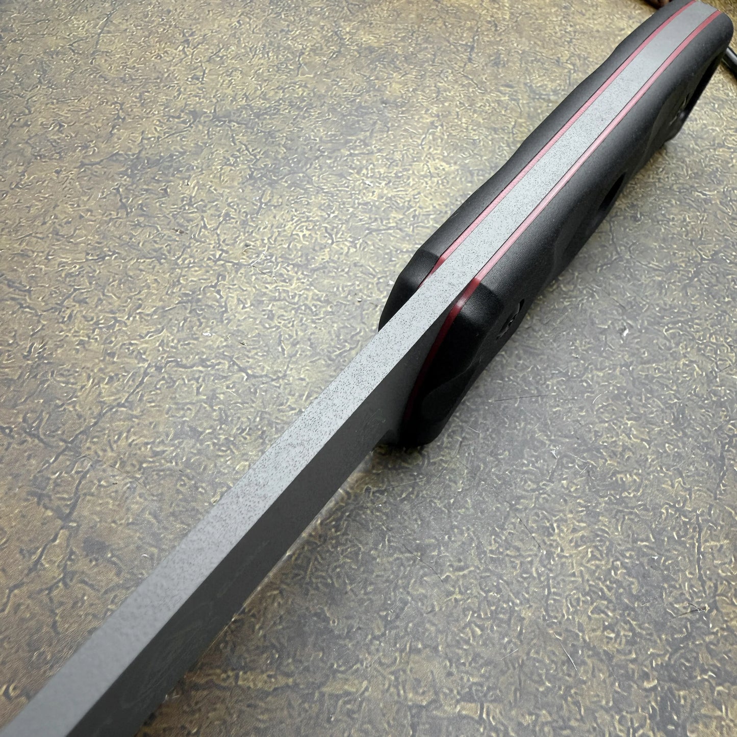 Stainless steel outdoor fixed-blade knife with non-slip handle. It is a multi-purpose tool suitable for outdoor survival, adventure, wild fishing and camping, equipped with a knife sheath. Also recommended as a gift for men.