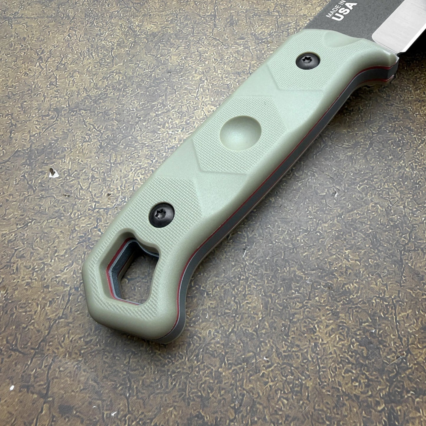 Stainless steel outdoor fixed-blade knife with non-slip handle. It is a multi-purpose tool suitable for outdoor survival, adventure, wild fishing and camping, equipped with a knife sheath. Also recommended as a gift for men.